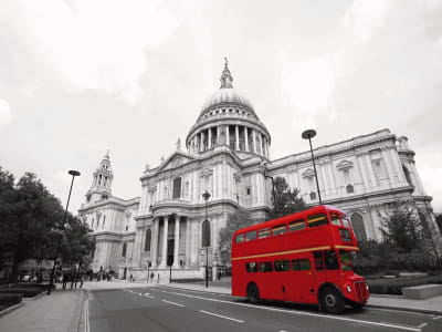 Фотообои Красный автобус и собор