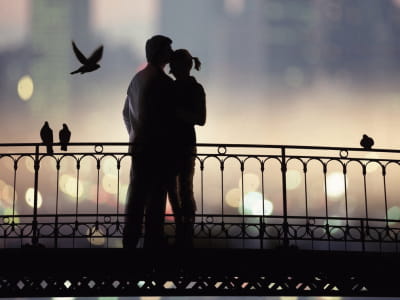 Фотообои Влюблённая пара на мосту