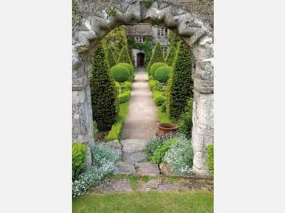 Фотообои Каменная арка в саду