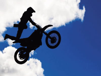 Фотообои Мотоциклист в прыжке