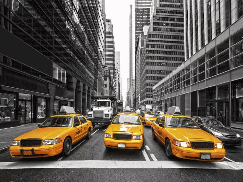 Фотообои Такси в сером городе