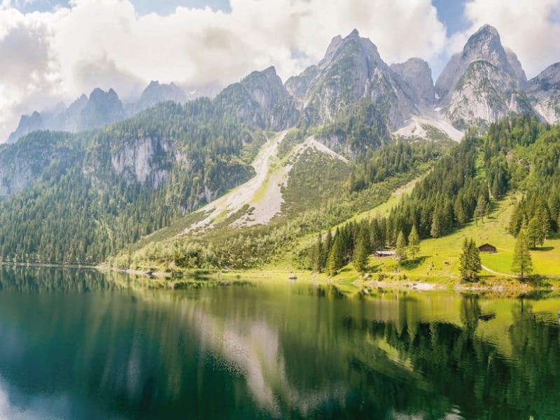 Фотошпалери Річка біля підніжжя гори