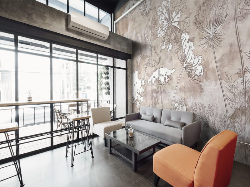 Фотошпалери Білі польові квіти в інтер'єрі ресторану