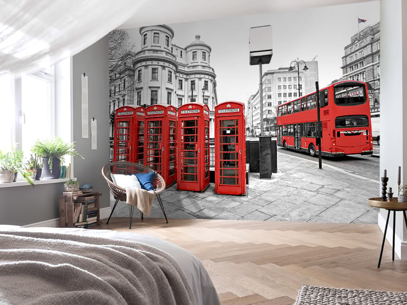 Фотообои Телефонные будки и автобус в интерьере спальни