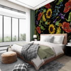 Мініатюра фотошпалер Літні квіти в інтер'єрі спальні